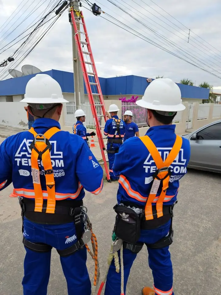 Técnico da Atel subindo em escada para instalação