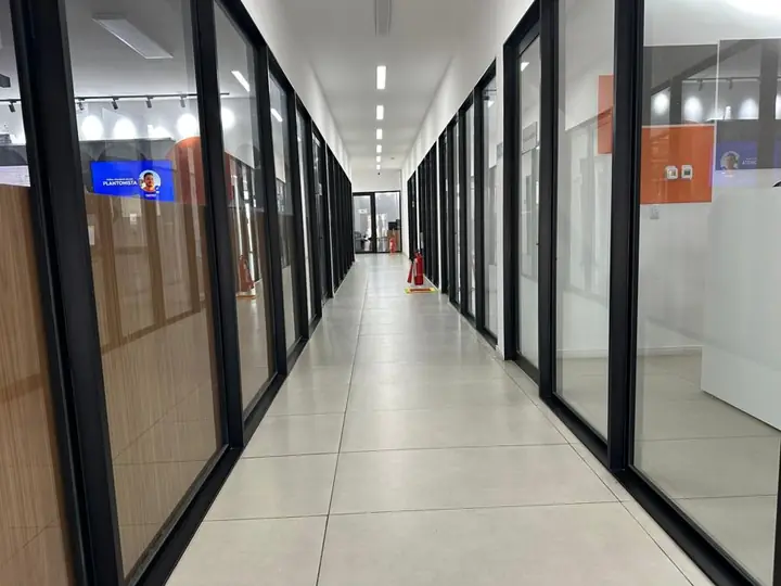 Corredor com salas de vidro na Atel