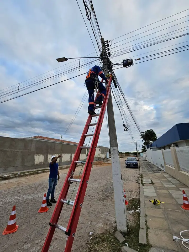 Técnico da Atel instalando fibra no poste