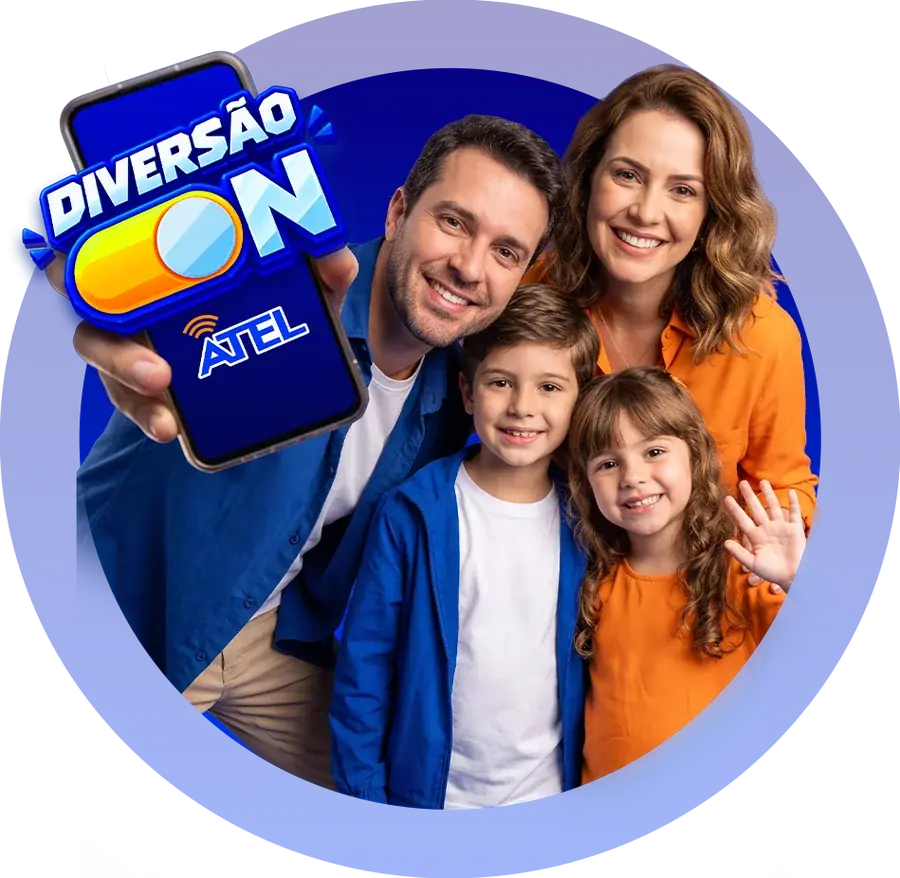 Família sorrindo com celular mostrando a campanha Diversão ON da Atel