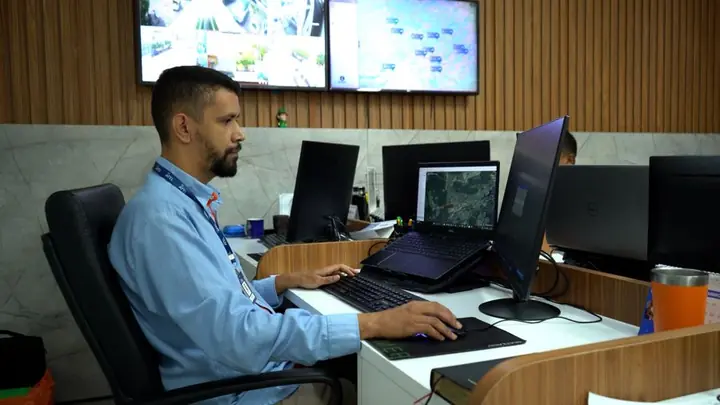 Colaborador da Atel na central de monitoramento
