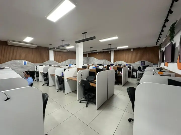 Amplo salão da Atel com baias de atendimento